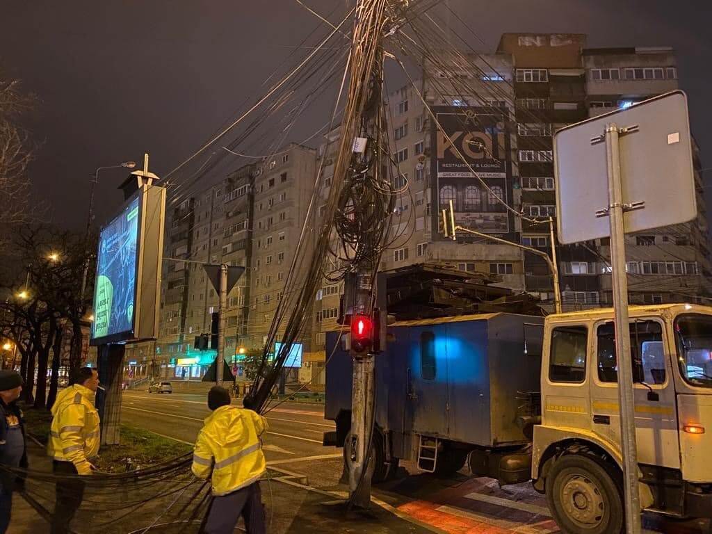 90.000 de lei amendă pentru cablurile atârnate pe stâlpi